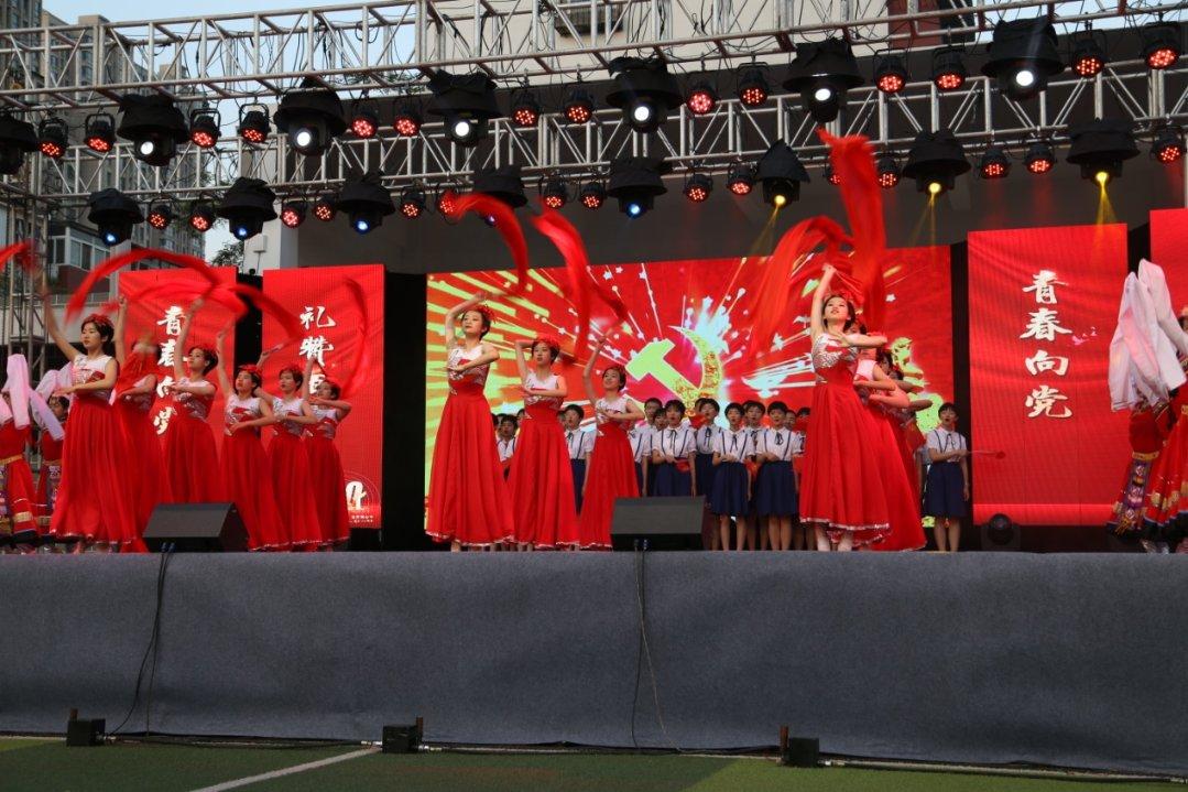 蒸肠粉是广东地区的一道传统小吃,以其嫩滑、口感鲜美而备受喜爱