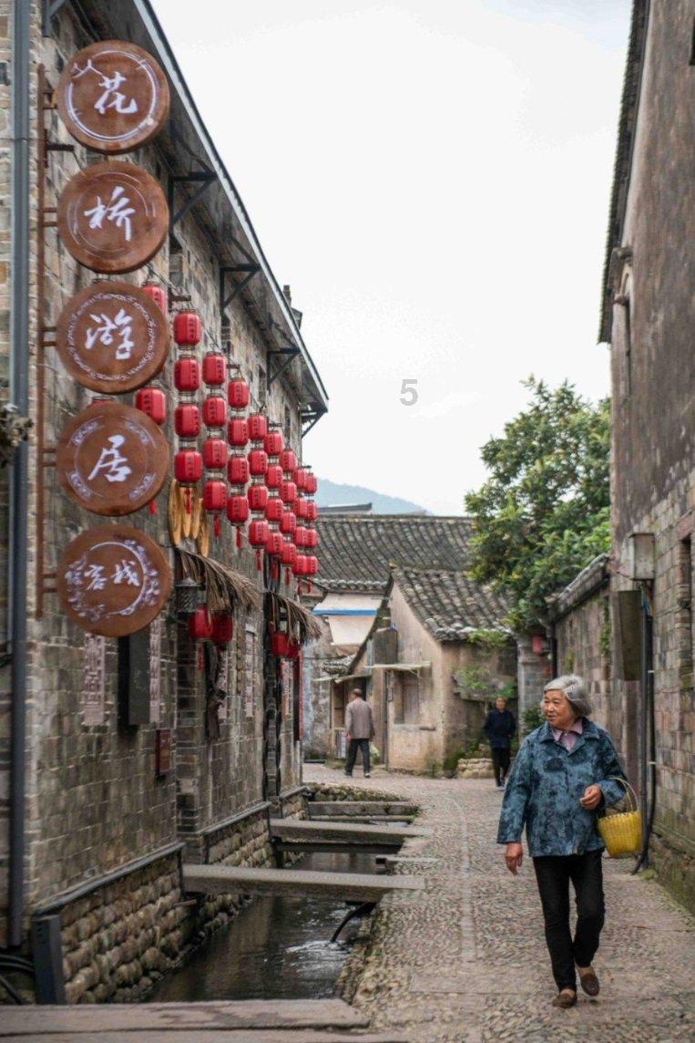 这谁顶得住？40岁王鸥，性感霸气女人味十足！